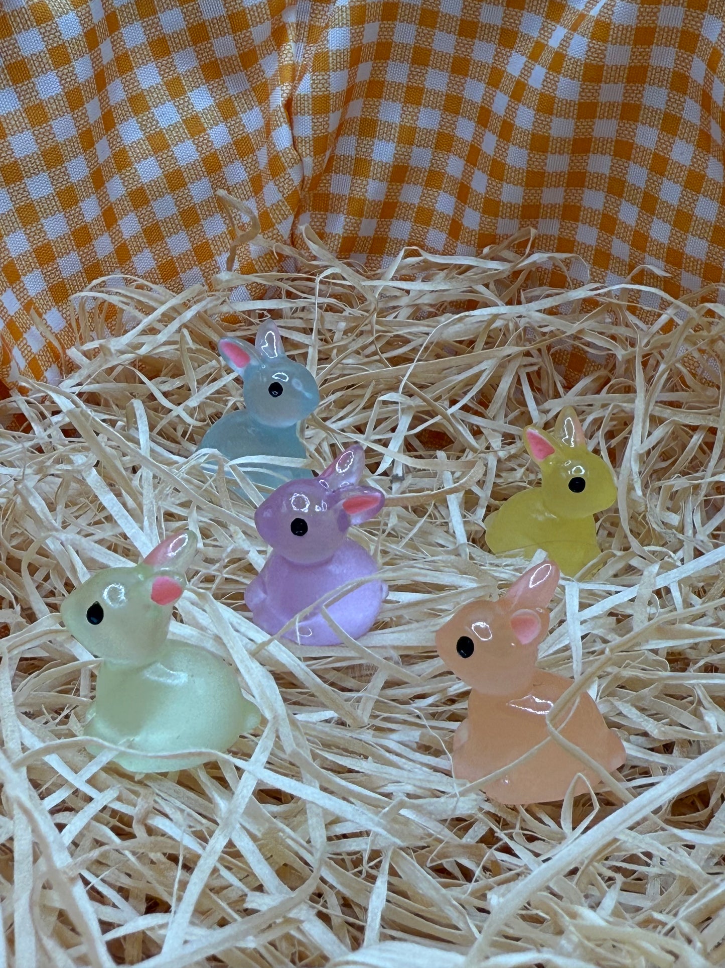 Leuchtende Mini-Hasen-Figuren im 4er Set (glow-in-the-dark), 2.3cm x 2.2cm