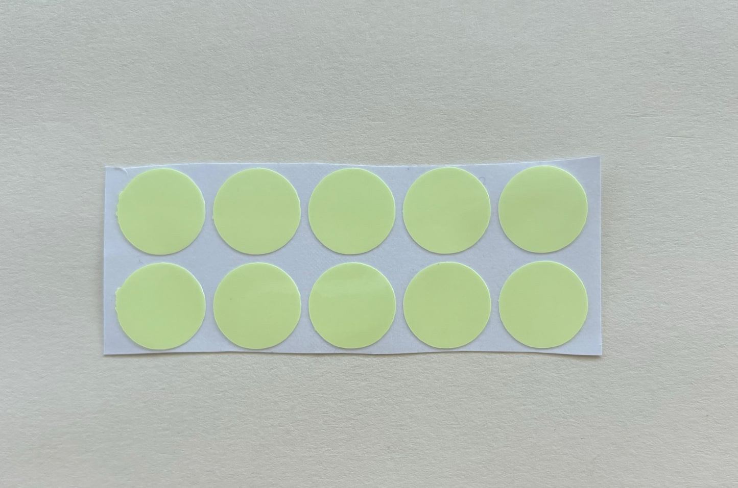 Kleine, leuchtende Punkt-Aufkleber (glow-in-the-dark), 1.5x1.5cm (10stk)