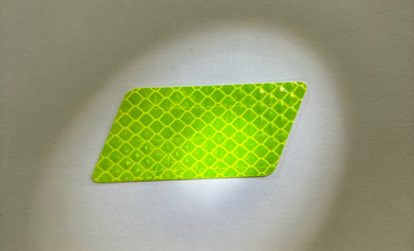 Reflektierender Aufkleber, rechteckig in leuchtgrün, 7x3 cm (1stk)