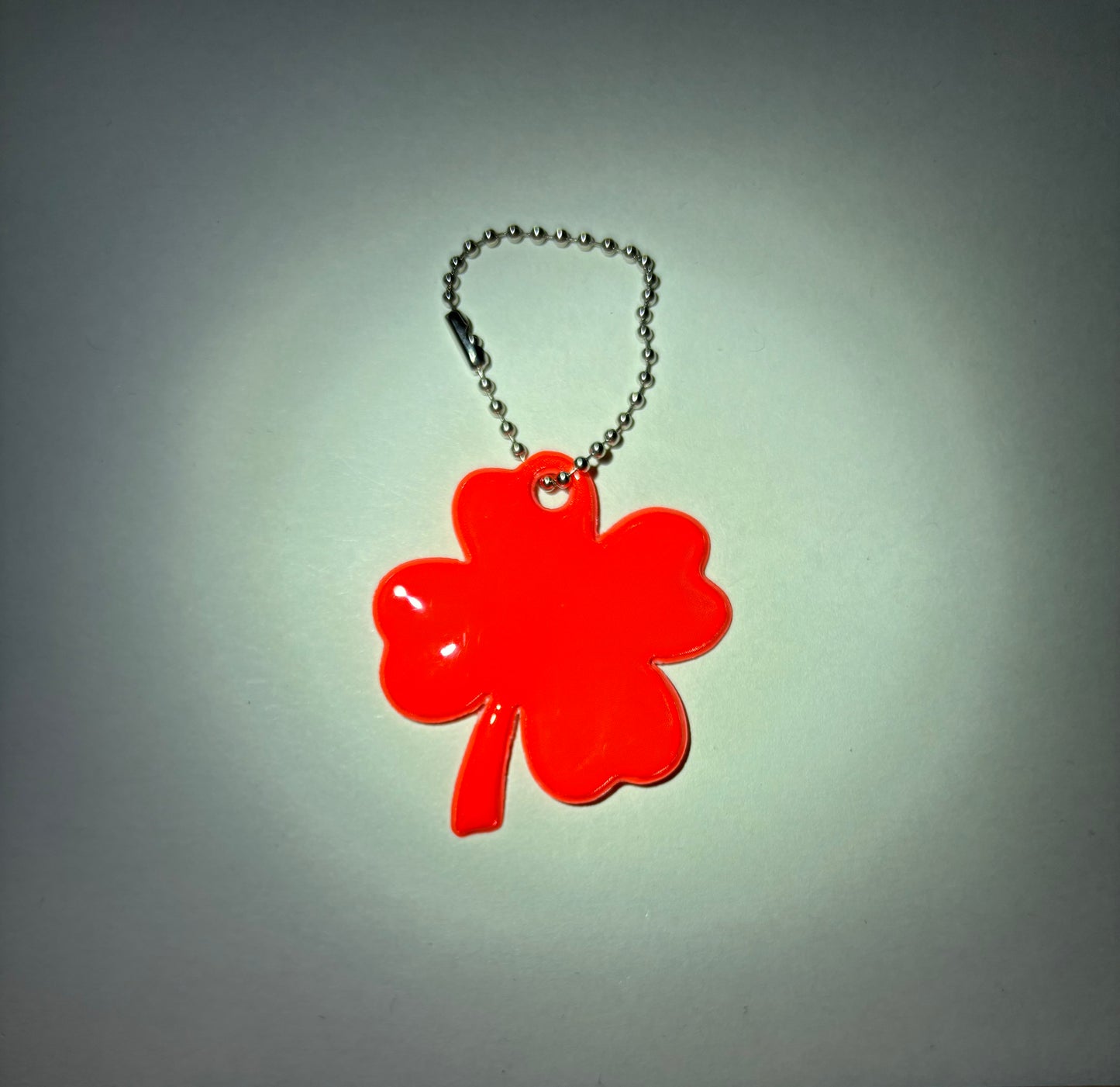 Reflektierender Kleeblatt-Anhänger, Farbe zufällig, 5 x 5.5 cm (1stk)