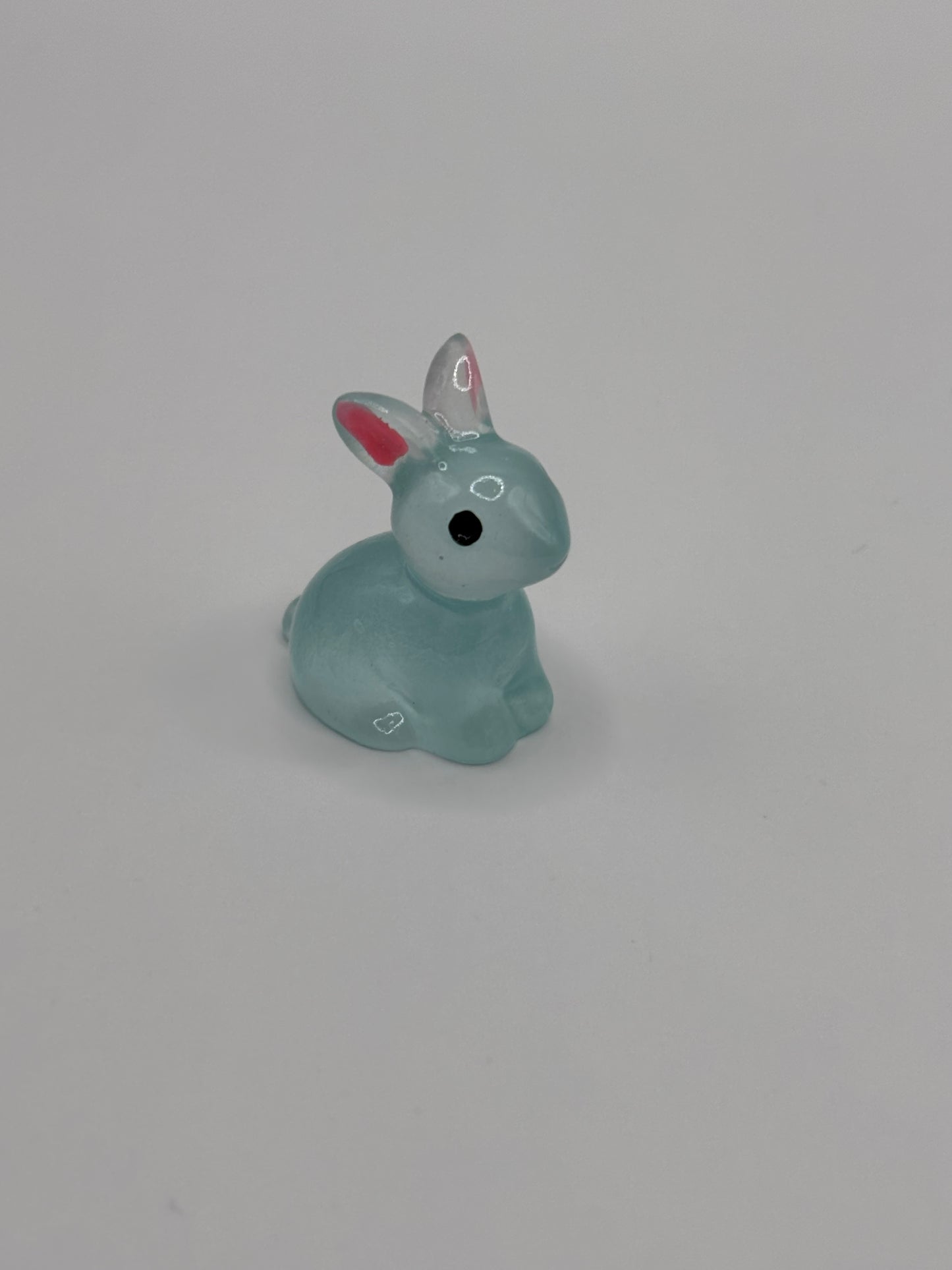 Leuchtende Mini-Hasen-Figuren im 4er Set (glow-in-the-dark), 2.3cm x 2.2cm