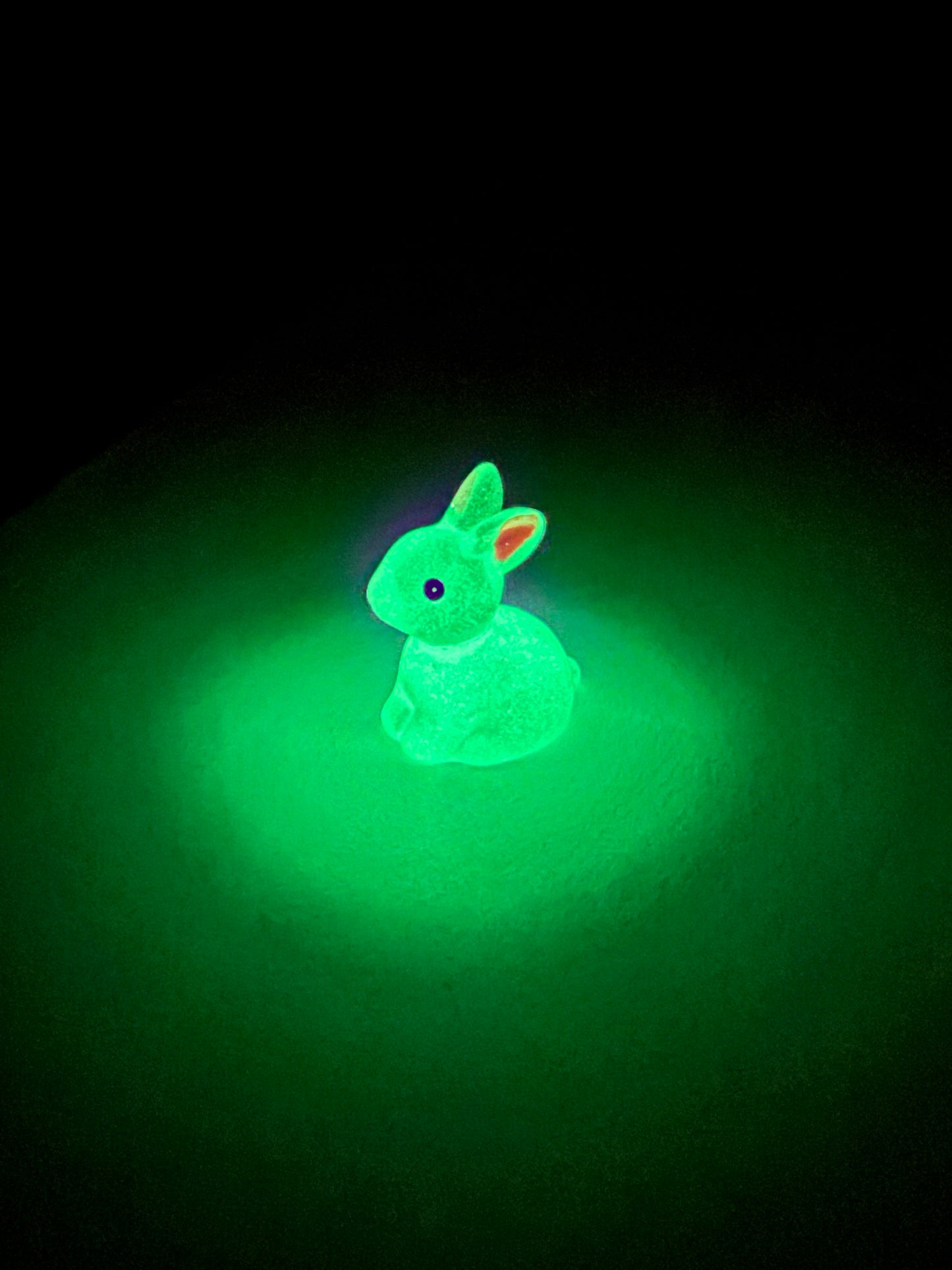 Leuchtende Mini-Hasen-Figuren im 4er Set (glow-in-the-dark), 2.3cm x 2.2cm