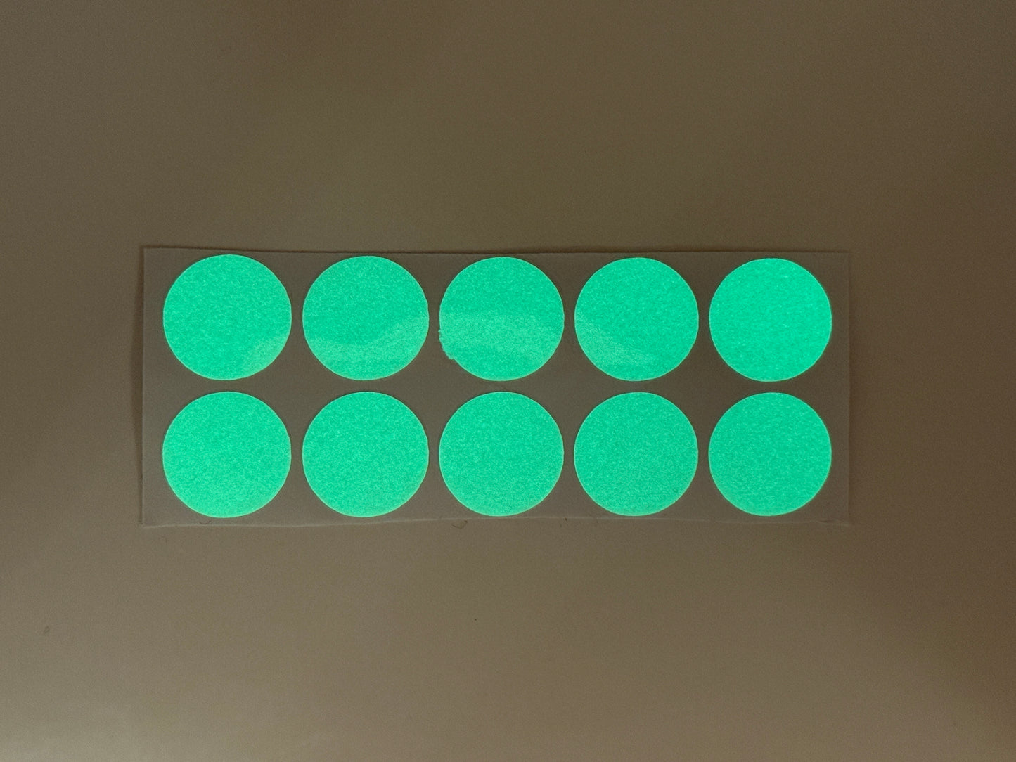 Kleine, leuchtende Punkt-Aufkleber (glow-in-the-dark), 1.5x1.5cm (10stk)