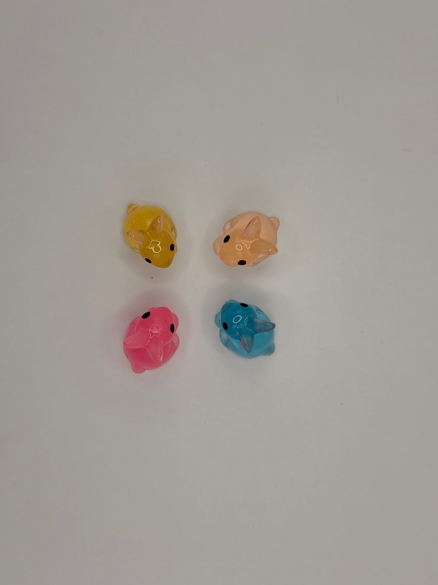 Leuchtende Mini-Hasen-Figuren im 4er Set (glow-in-the-dark), 2.3cm x 2.2cm