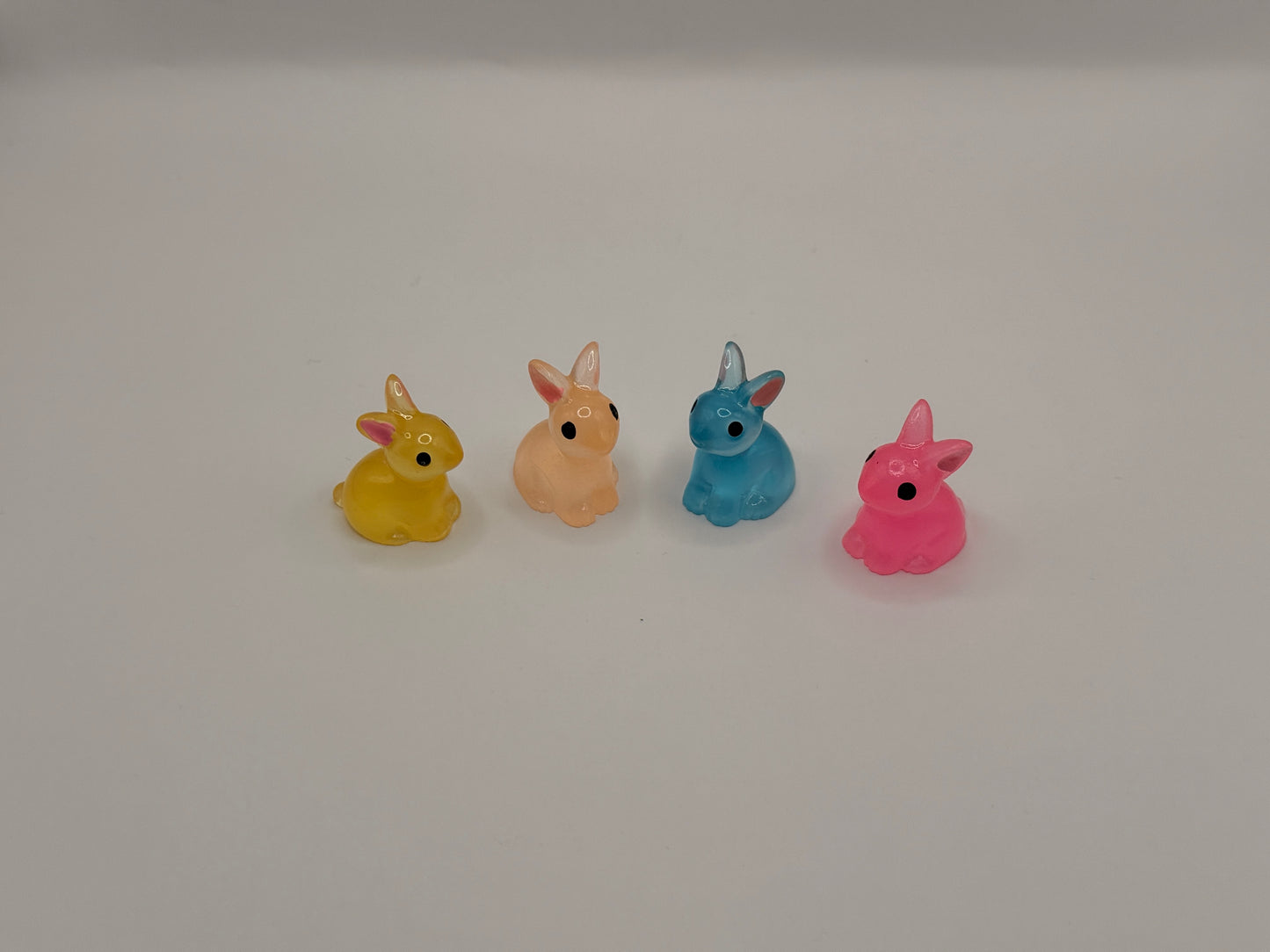Leuchtende Mini-Hasen-Figuren im 4er Set (glow-in-the-dark), 2.3cm x 2.2cm