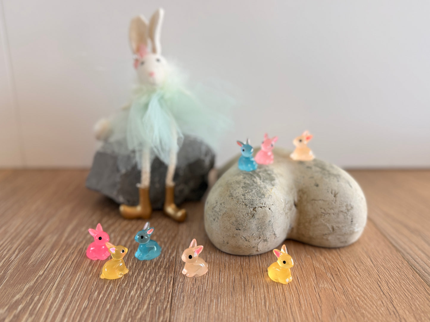 Leuchtende Mini-Hasen-Figuren im 4er Set (glow-in-the-dark), 2.3cm x 2.2cm