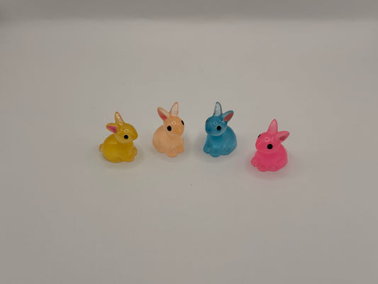 Leuchtende Mini-Hasen-Figuren im 4er Set (glow-in-the-dark), 2.3cm x 2.2cm